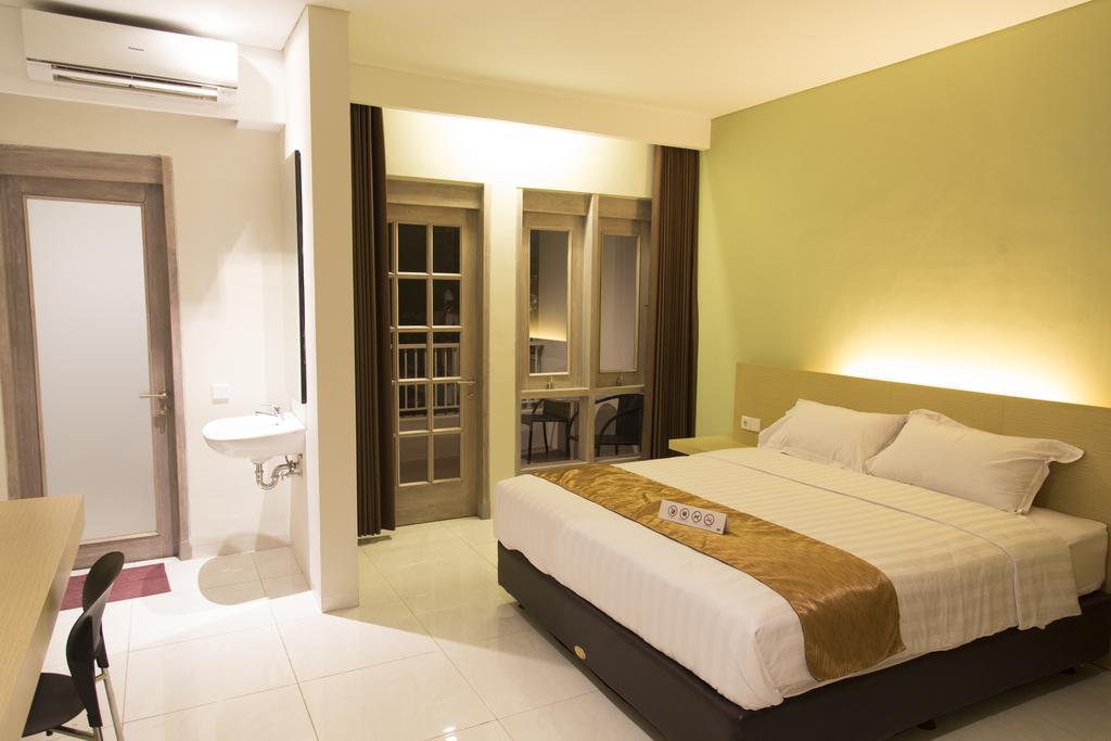 Gm253 Hotel Jember Phòng bức ảnh