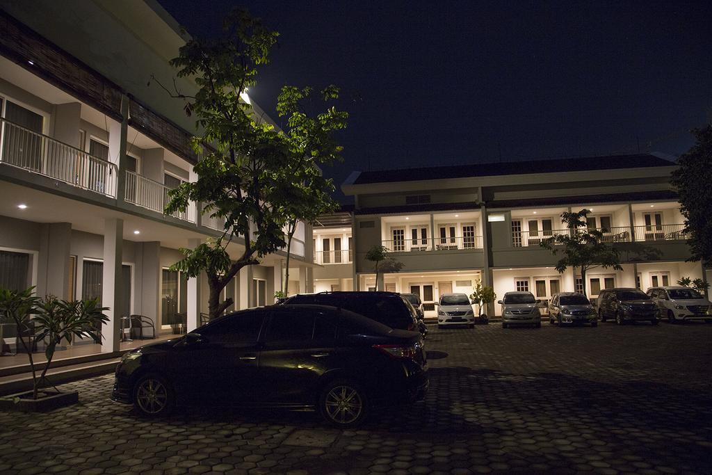 Gm253 Hotel Jember Ngoại thất bức ảnh