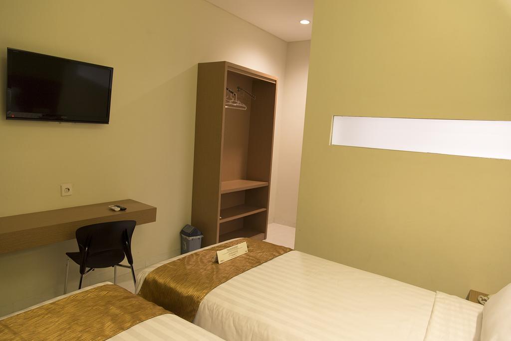 Gm253 Hotel Jember Phòng bức ảnh