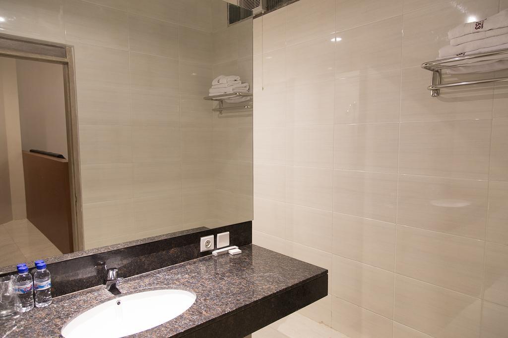 Gm253 Hotel Jember Phòng bức ảnh