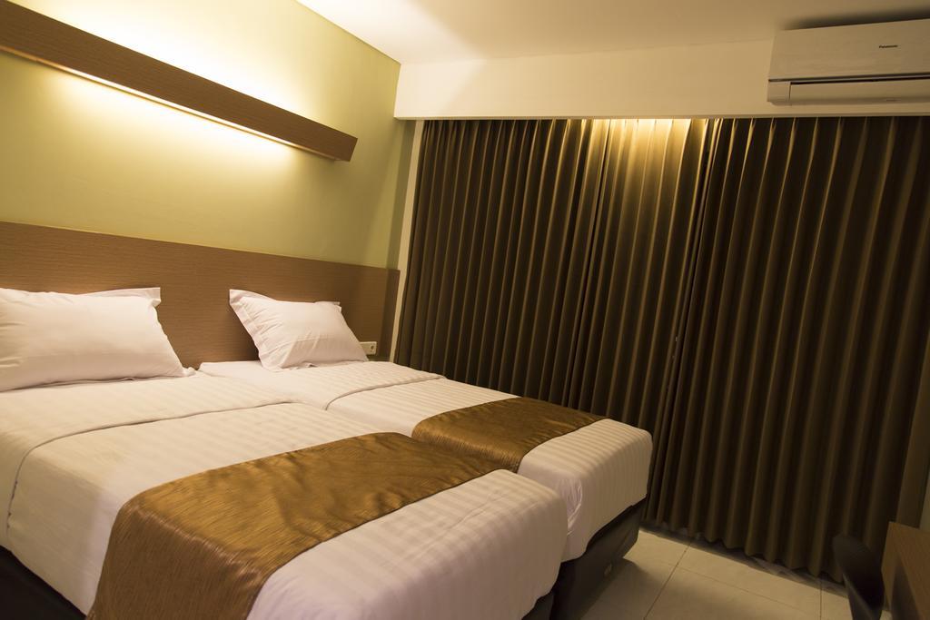 Gm253 Hotel Jember Phòng bức ảnh