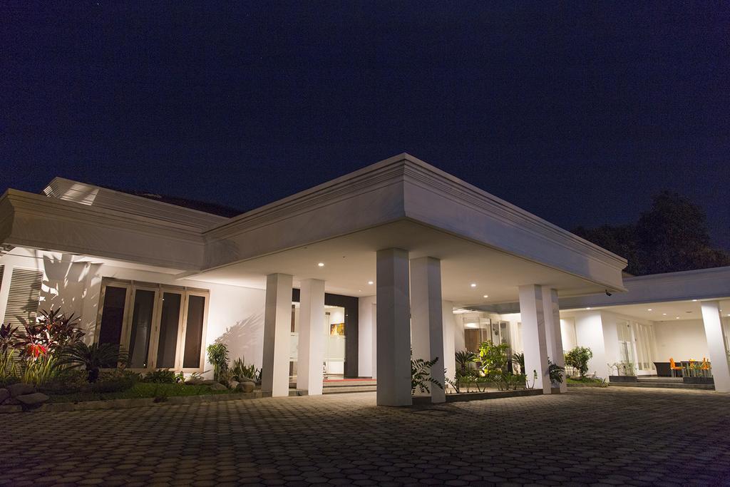 Gm253 Hotel Jember Ngoại thất bức ảnh