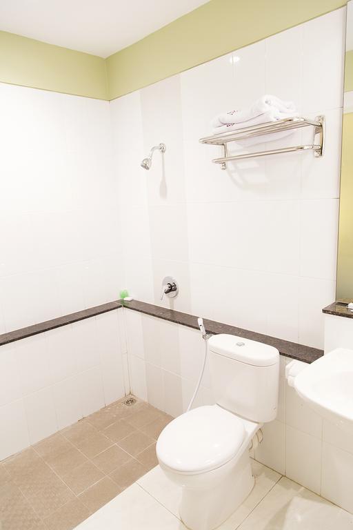 Gm253 Hotel Jember Phòng bức ảnh